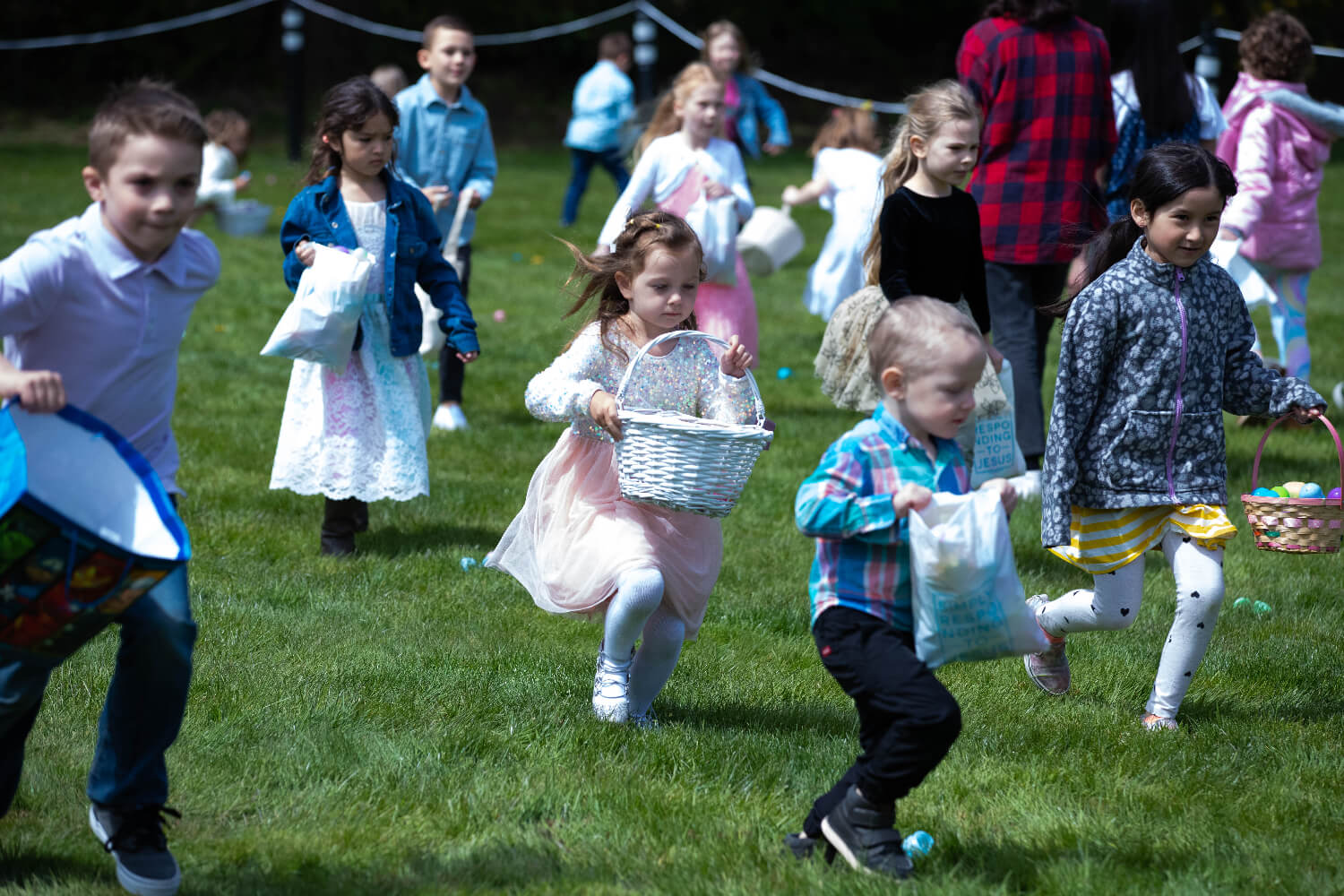 kids running doing egg hunt